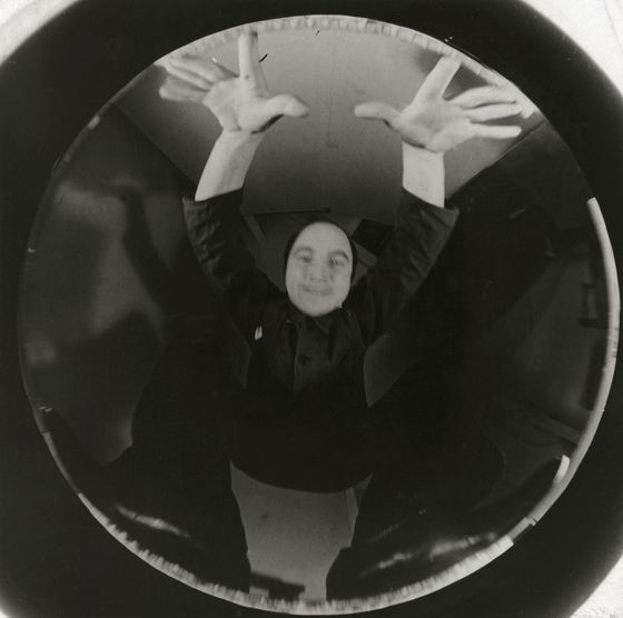 Umbo, Ohne Titel (Selbstporträt, Fisheye-Fotografie), Dezember 1935, © Phyllis Umbehr/Galerie Kicken Berli, VG Bild-Kunst, Bonn 2023