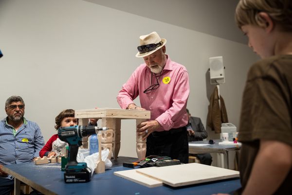 Foto von Personen beim Holzworkshop