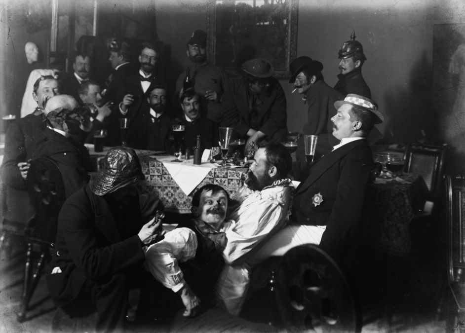 Heinrich Zille, Ohne Titel (Atelierfest bei dem Maler Walter Meyer-Lüben, vorn, August Gaul, Nikolaus Friedrich, August Heer), Winter 1899/1900