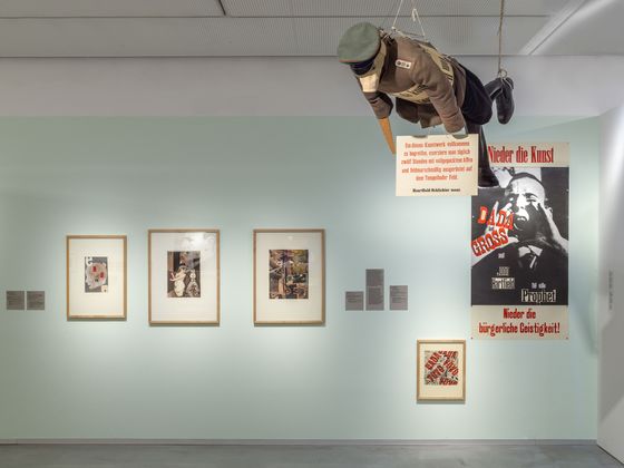 Ausstellungsansicht „Kunst in Berlin 1880—1980“, Foto: © Roman März (abgebildete Werke: Raoul Hausmann, George Grosz, Hannah Höch, Theo van Doesburg, John Heartfield, © VG Bild-Kunst, Bonn 2023)