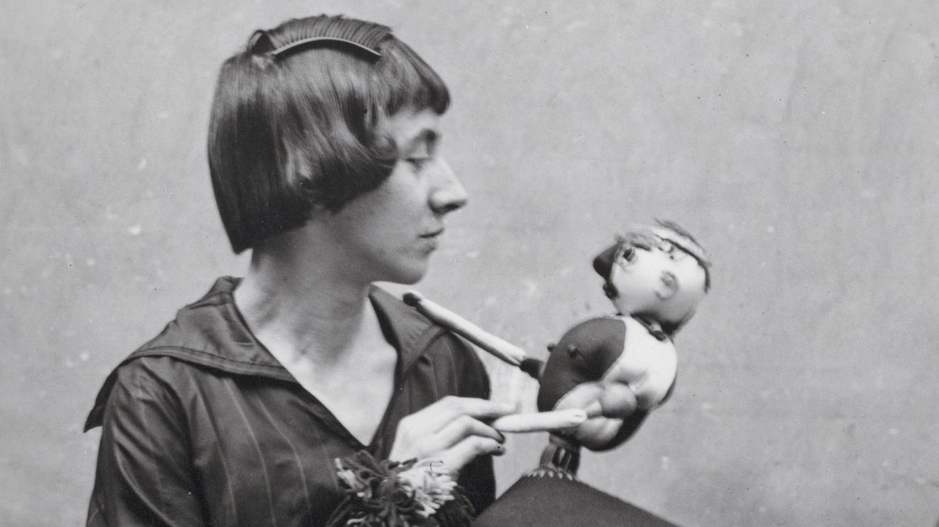 Unbekannter Fotograf, Ohne Titel (Hannah Höch mit ihren DADA-Puppen in Berlin), 1920