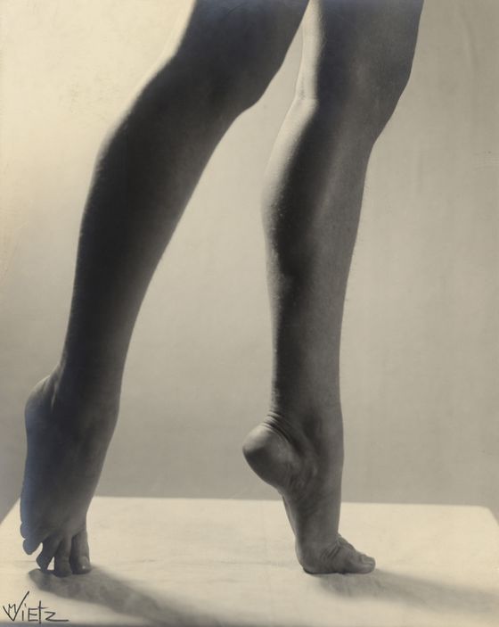 Marta Astfalck-Vietz, Die Beine der Tänzerin Daisy Spies, um 1929, © VG Bild-Kunst, Bonn 2025