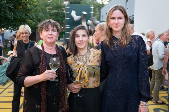 Frieda von Wild (Estate Sibylle Bergemann), Meret Becker (Schauspielerin) und Lily von Wild (Estate Sibylle Bergemann)