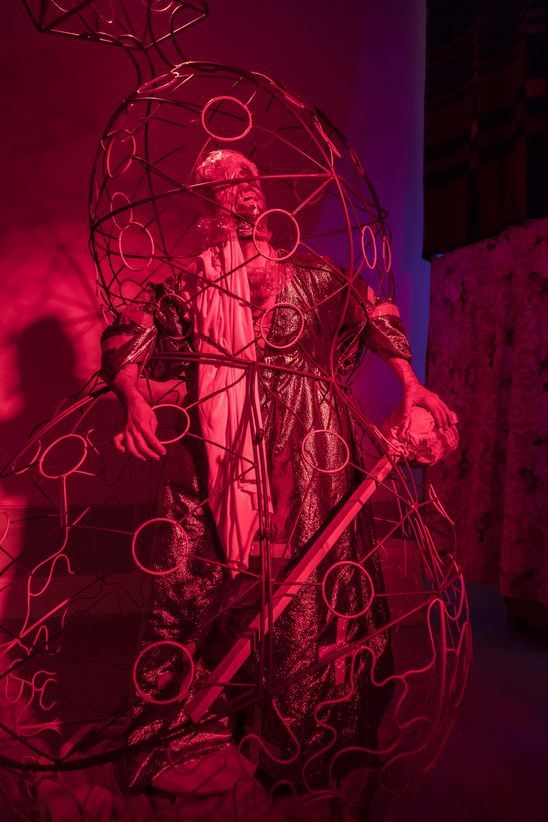 Frank Seppeler in der Ausstellung "John Bock. Im Moloch der Wesenspräsenz", 2017, Foto: Timo Ohler