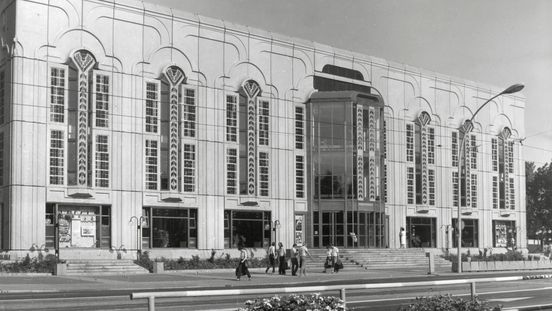 Manfred Prasser, Dieter Bankert, Walter Schwarz, Friedrichstadtpalast, kurz nach seiner Eröffnung im Jahr 1984, Foto: © Unbekannte*r Fotograf*in / Berlinische Galerie, Digitalisierung: Anja Elisabeth Witte