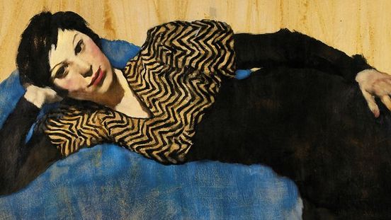 Lotte Laserstein, Liegendes Mädchen auf Blau, um 1931, Privatbesitz, Berlin, Courtesy DAS VERBORGENE MUSEUM, Berlin, Bild: DAS VERBORGENE MUSEUM, Berlin, © VG Bild-Kunst, Bonn 2019