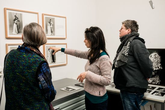 Freunde der Berlinischen Galerie besuchen die Fotografin Loredana Nemes in ihrem Studio, 26.2.2016, Foto: Hannes Wiedemann