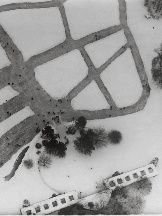 Robert Petschow, Eisbahn auf Schlossteich, um 1930