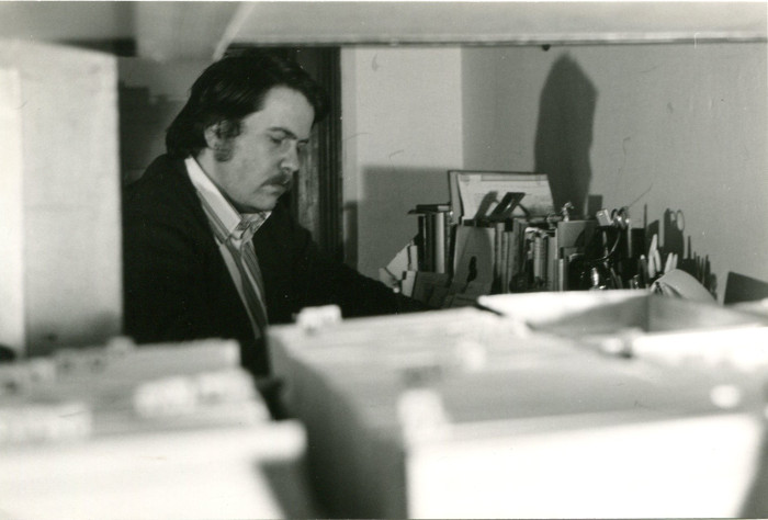 Werner J. Schweiger in seinem Arbeitszimmer, 1979. Foto: Roland Werba.
