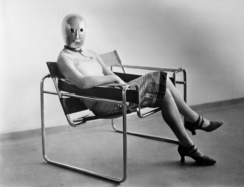 Sitzende mit Bühnenmaske von Oskar Schlemmer im Stahlrohrsessel von Marcel Breuer, um 1926. Foto: Erich Consemüller, Bauhaus-Archiv Berlin / © Dr. Stephan Consemüller Sitzende mit Bühnenmaske von Oskar Schlemmer im Stahlrohrsessel von Marcel Breuer, Foto: Erich Consemüller, um 1926, Bauhaus-Archiv Berlin, © Dr. Stephan Consemüller