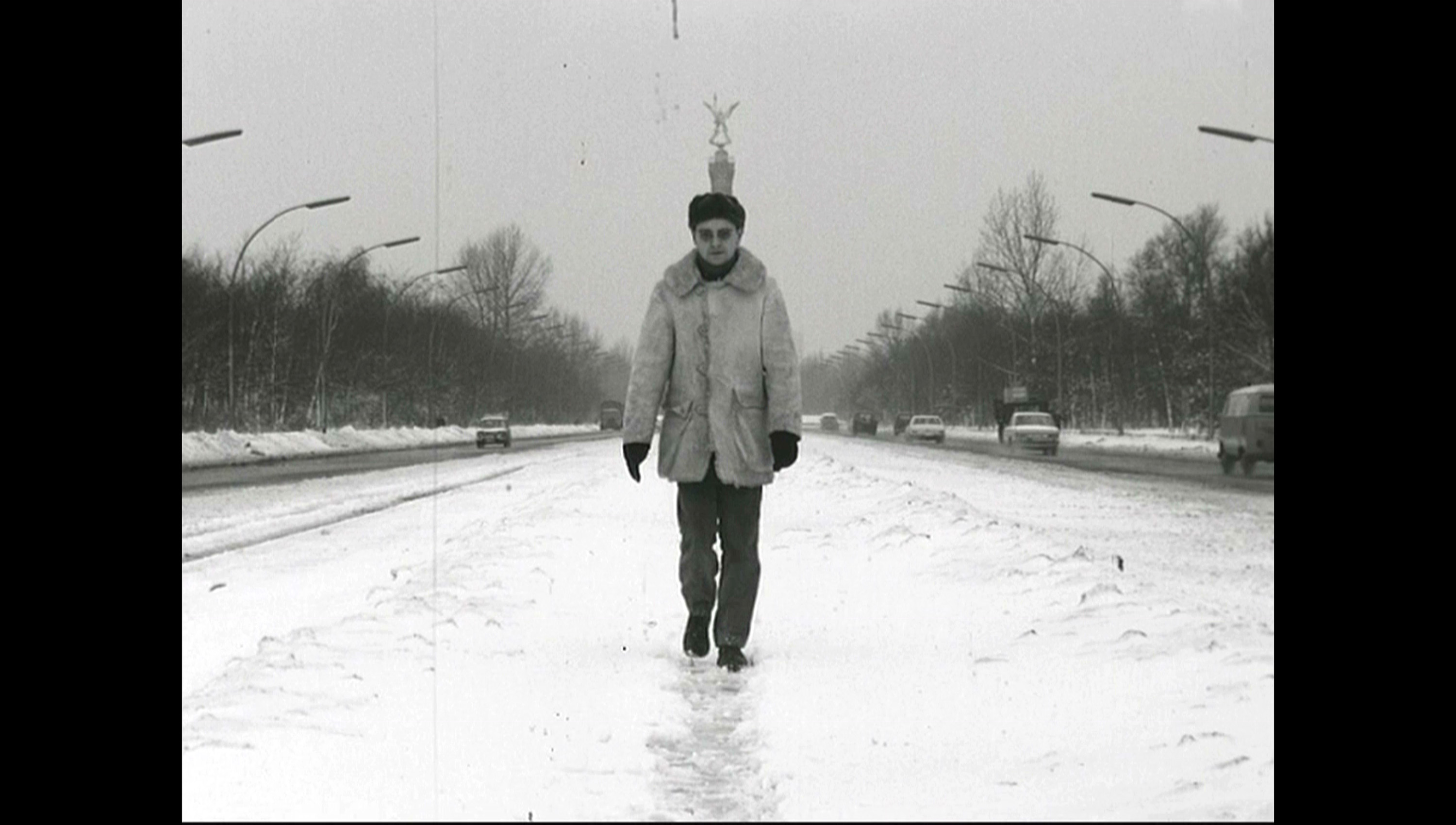 KP Brehmer, Filmstill aus: Walking No. 1-6, Videofilme auf DVD 00:15:18, 1969 – 1970, © KP BREHMER Sammlung und Nachlass GbR, Jella und Sebastian Brehmer / VG Bild-Kunst, Bonn 2020, Verleih und Vertrieb: Common Film- Helmut Wietz, Berlin KP Brehmer, Filmstill aus: Walking No. 1-6, Videofilme auf DVD 00:15:18, 1969 – 1970, © KP BREHMER Sammlung und Nachlass GbR, Jella und Sebastian Brehmer / VG Bild-Kunst, Bonn 2020, Verleih und Vertrieb: Common Film- Helmut Wietz, Berlin