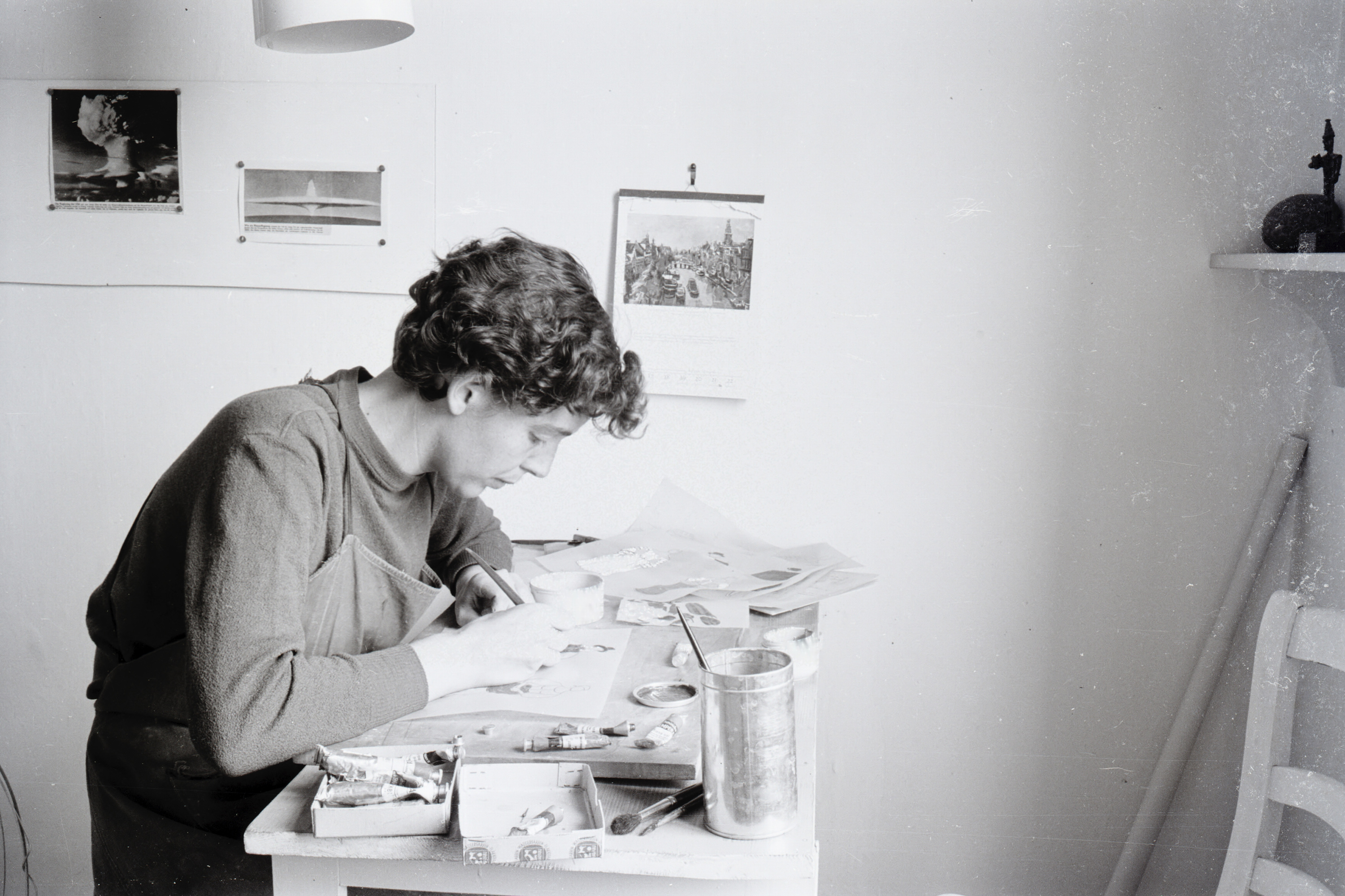 Brigitte Meier-Denninghoff, Brigitte Meier-Denninghoff in ihrer Wohnung in Darmstadt 1954, Foto: © Martin Matschinsky