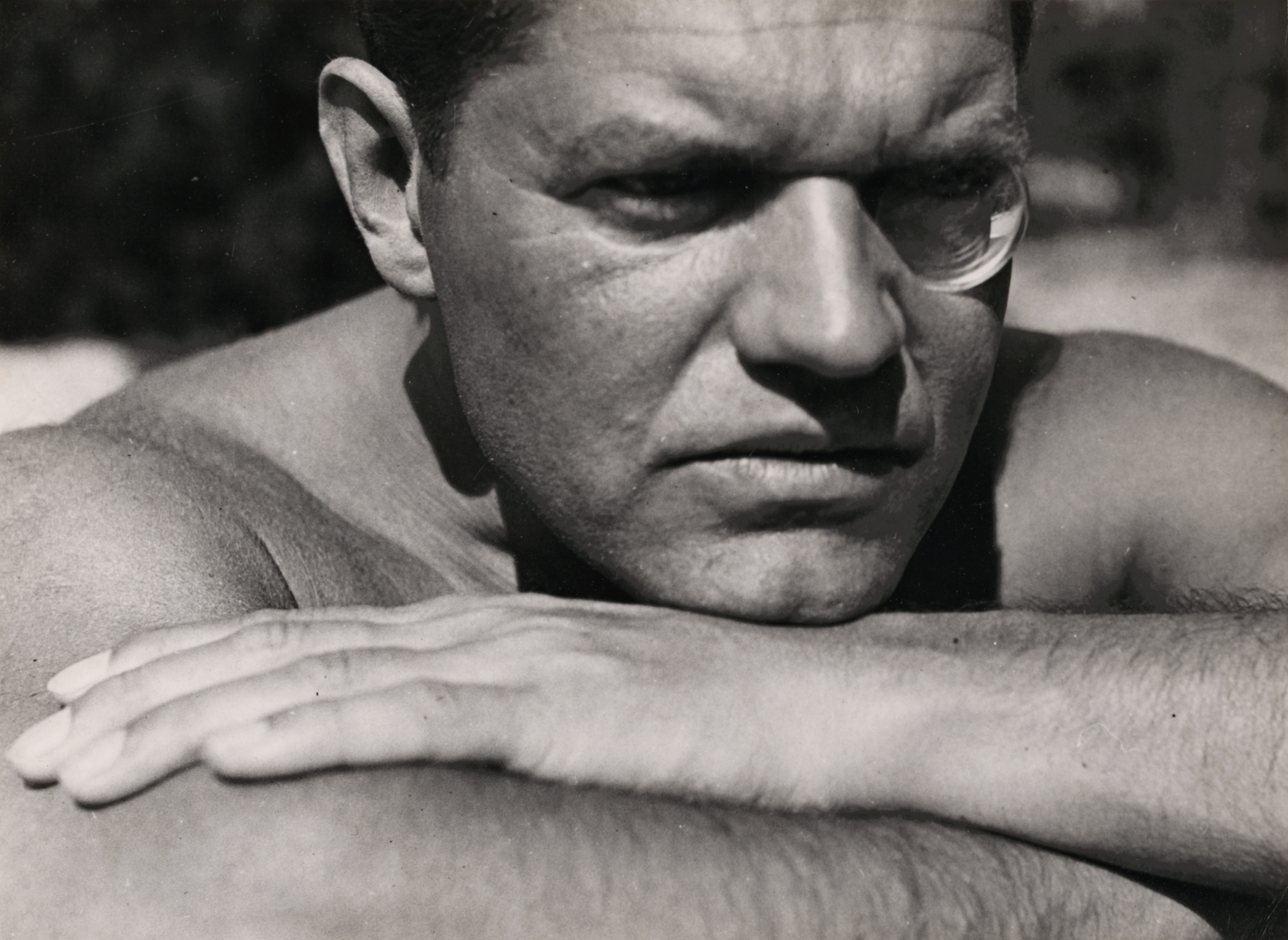 Raoul Hausmann, Ohne Titel (Selbstporträt mit Monokel, Ostsee), August 1931, © VG Bild-Kunst, Bonn 2025 Raoul Hausmann, Ohne Titel (Selbstporträt mit Monokel, Ostsee), August 1931, © VG Bild-Kunst, Bonn 2025