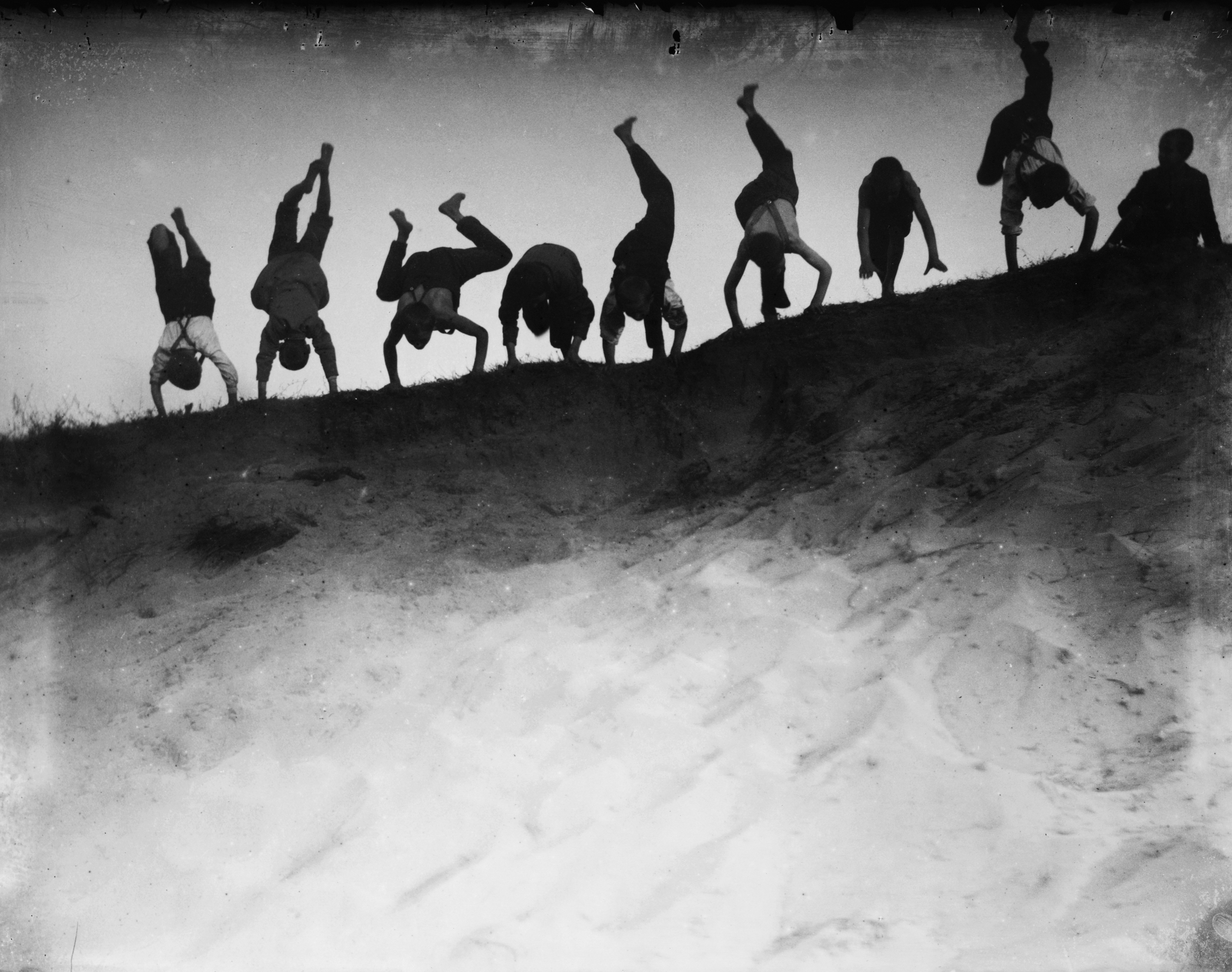 Heinrich Zille, Ohne Titel (Handstand machende Jungen), Sommer 1898, © Urheberrechte am Werk erloschen Heinrich Zille, Ohne Titel (Handstand machende Jungen), Sommer 1898, © Urheberrechte am Werk erloschen